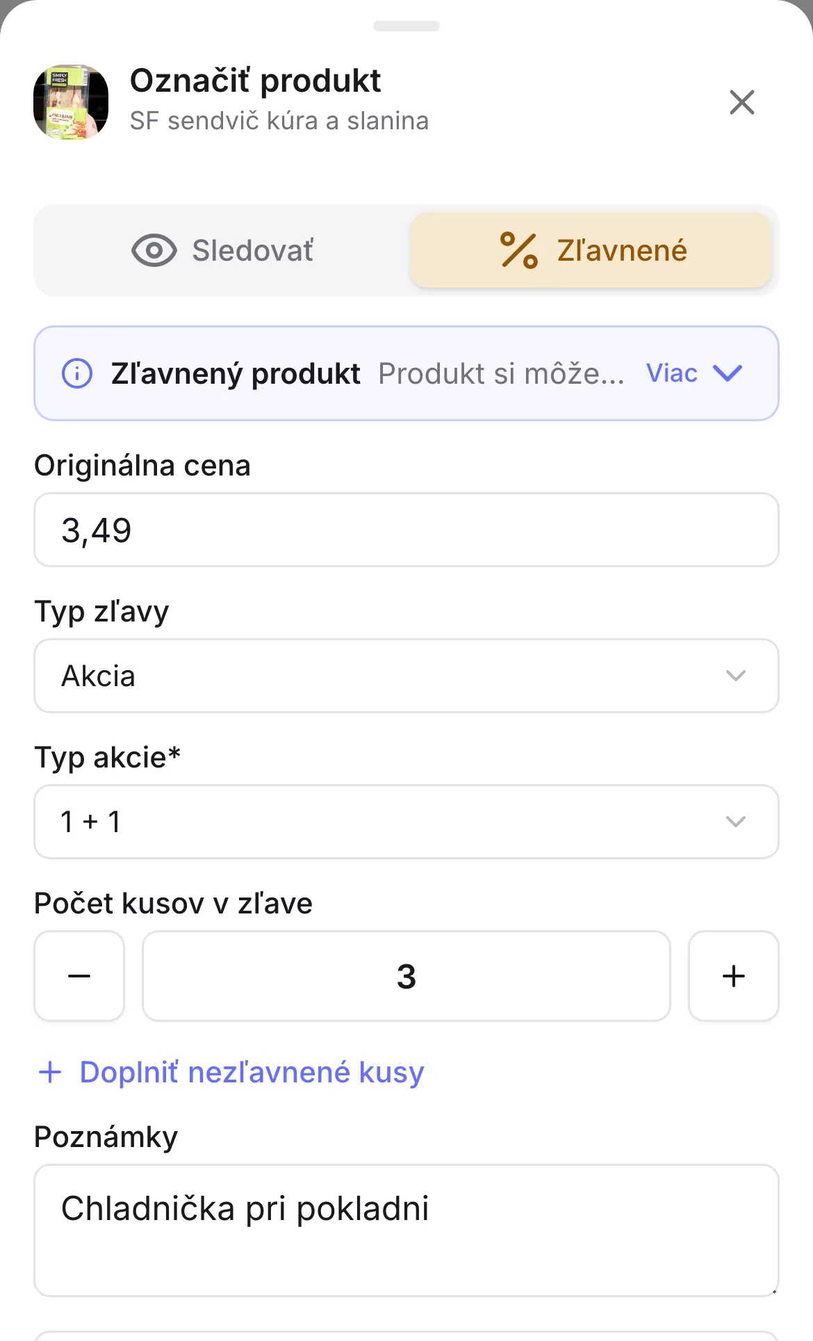 Zápis akcie 1 + 1 na 3 kusy sendviča s poznámkou o chladničke pri pokladni Zápis akcie 1 + 1 na 3 kusy sendviča s poznámkou o chladničke pri pokladni